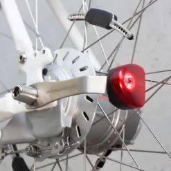Lampes Vélo Sans Piles Sur Moyeu SL200 Reelight -Pas Cher Vélo Magasin sl200 reelight feu sans piles velo